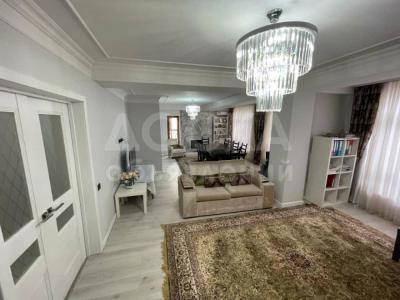 Продаю 5-комнатную квартиру, 200кв. м., этаж - 5/6, центр.