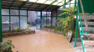 Продаю таунхаус 6-ком., 500кв. м., этаж-3, 4-сот., стена кирпич, Ахунбаева/Матросова.