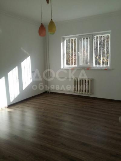 Продаю квартиру 3-ком., 1кв. м., этаж - 1/5, 10 мкр.