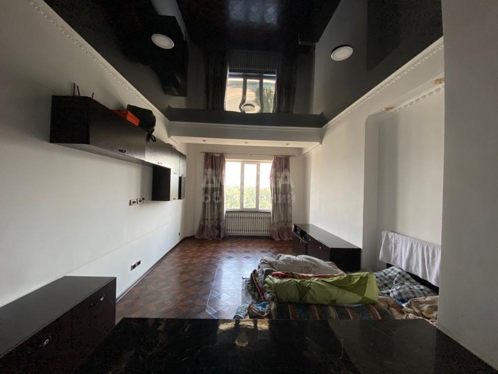 Комната в элитной квартире с подселением для парней Центр район Бокомбаева Исанова это нова элитная квартира с евро ремонтом. Цена 6500 сом с каждого человека, в эту сумму входит все коммунальные услуги, отопление и чистящие средства для уборки, есть нова