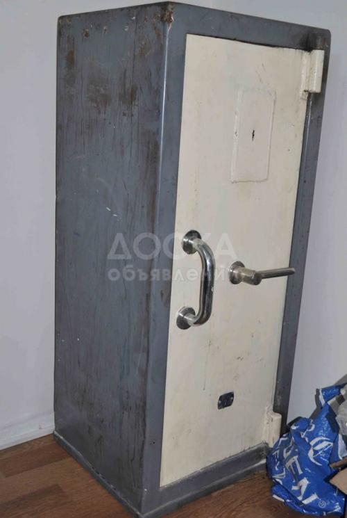 Продаю тяжелый несгораемый сейф (газовой горелкой не разрезать).