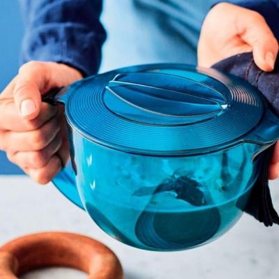 С Кувшином "МикроКук" (1 л) Вы станете мастером по приготовлению наивкуснейших блюд в микроволновой печи! Это идеальное решение как для деловых людей, которые хотят быстро готовить вкусную и здоровую пищу, так и для хозяек, любящих баловать всю семью разн