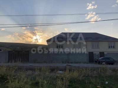 Продаю таунхаус 7-ком. 360кв. м., этаж-3, 9-сот., стена кирпич, Highland.