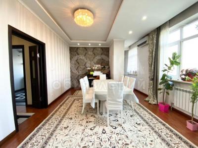 Продаю 5-комнатную квартиру, 150кв. м., этаж - 8/9, на Исанова 118 / Абдымомунова. Рядом с Дворец Спорта.