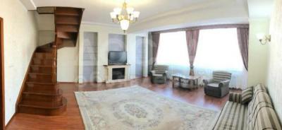 Продаю 4-комнатную квартиру, 200кв. м., ЖК "Акун".