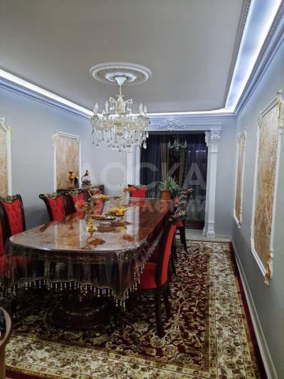 Продаю 4-комнатную квартиру, 136кв. м., этаж - 2/5, 5 мкр.