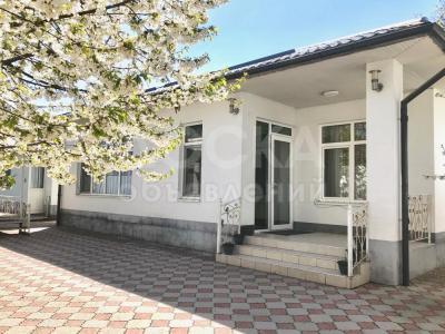 Продаю дом 3-ком. 100 м2 + 250 кв. м., этаж-1, 6-сот., стена кирпич, Кыргызстан, Бишкек, р-н Тоголок Молдо-Ленинградская, ул.Фиолетова 12.