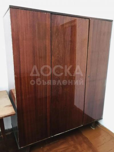 Лакированный просторный шкаф