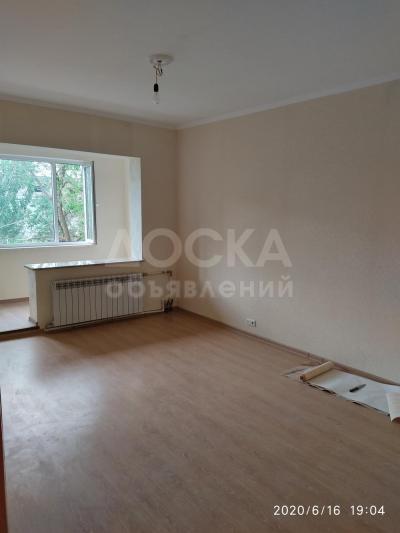 Продаю 3-комнатную квартиру, 65кв. м., этаж - 5/5, 10микрорайон, Камская/Набережная.