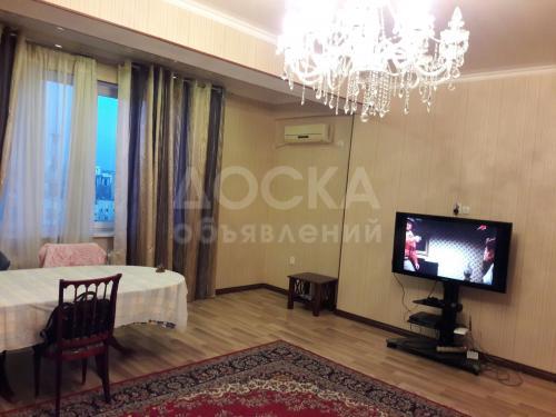 Продаю квартиру 4-ком., 138кв. м., этаж - 10/10, ул. Токтогула/Т. Молдо чайхана "Нават".