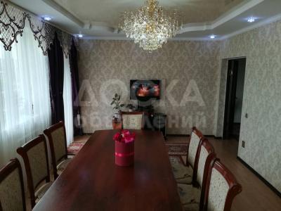 Продаю квартиру 3-ком., 90кв. м., этаж - 3/3, Ахунбаева.