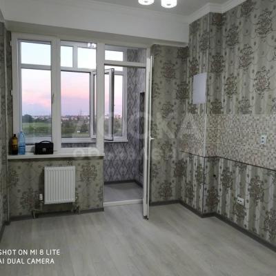 Продаю 1-комнатную квартиру, 44кв. м., этаж - 8/10, 6 мкр по Каралаева .