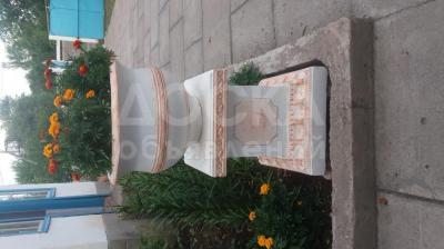 Цветочные горшки-кашпо-вазоны с подставками, из бетона. Высота около 1м