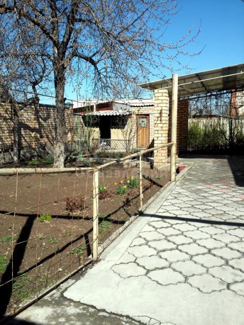 Продаю полдома 3-ком., 75кв. м., этаж-1, 3-сот., стена кирпич, Чапаева-Ахенбаева.