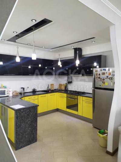 Продаю 4-комнатную квартиру, 155кв. м., этаж - 1/3, мкр Асанбай.