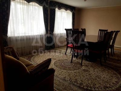 Продаю дом 8-ком., 230кв. м., этаж-2, 10-сот., стена кирпич, ж/м Ала Тоо.