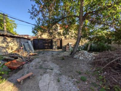 Продаю полдома и недостроенный дом . Находится недалеко от Университета по ул. проф. Зимы.