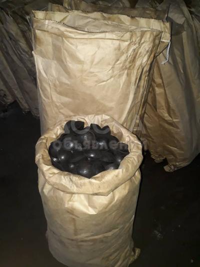 Уголь брикетированный фасованный в бумажных мешках.