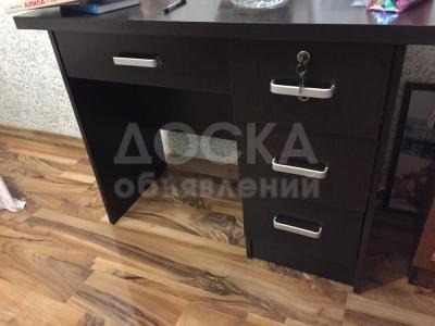 Офисный стол и кресло