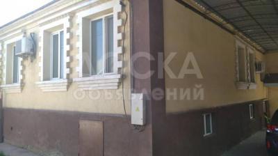 Продаю дом 8-ком. 450кв. м., этаж-2, 4-сот., стена кирпич, Dzholsky 42.