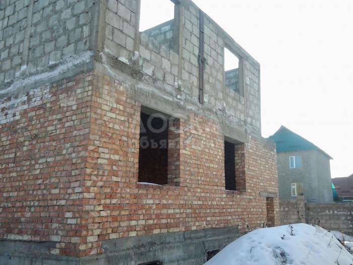 Недостроенный двухэтажный дом. Южная магистпаль