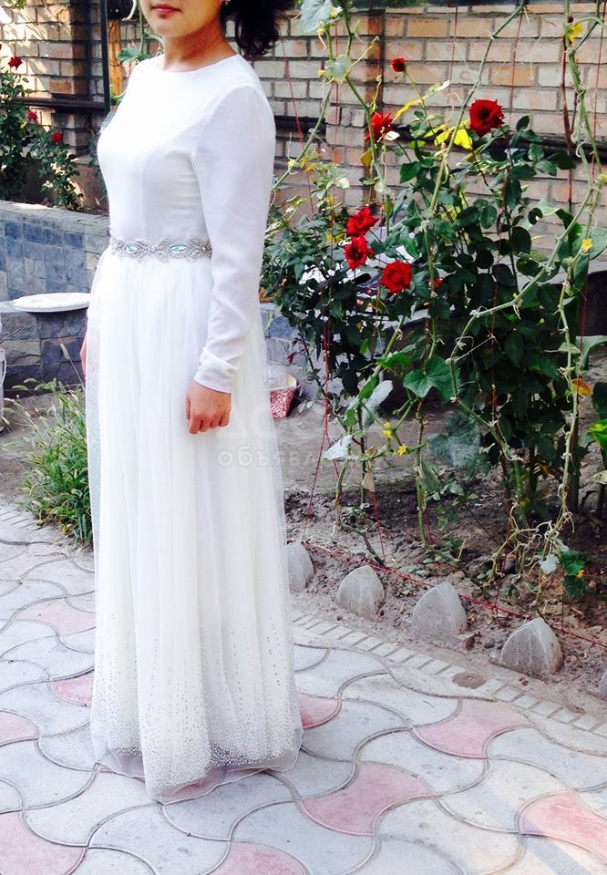 Продаю скромное красивое платье