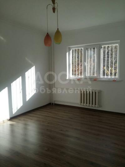 Продаю квартиру 3-ком., 1кв. м., этаж - 1/5, 10 мкр.