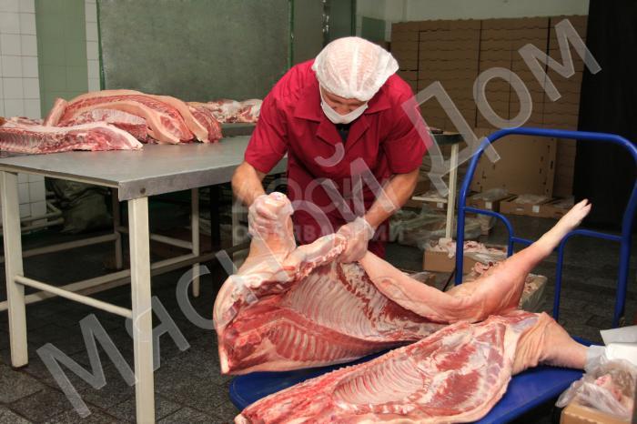 Разделывание мяса ленточной электропилой