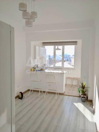 Продаю 1-комнатную квартиру, 47кв. м., этаж - 2/10, токонбаева 9/4.