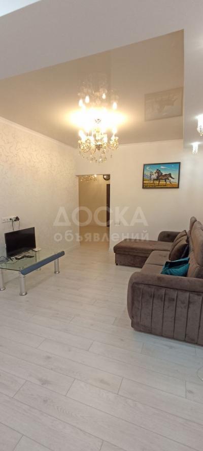 Продаю 2-комнатную квартиру, 68кв. м., этаж - 8/10, Ажибек баатыра.