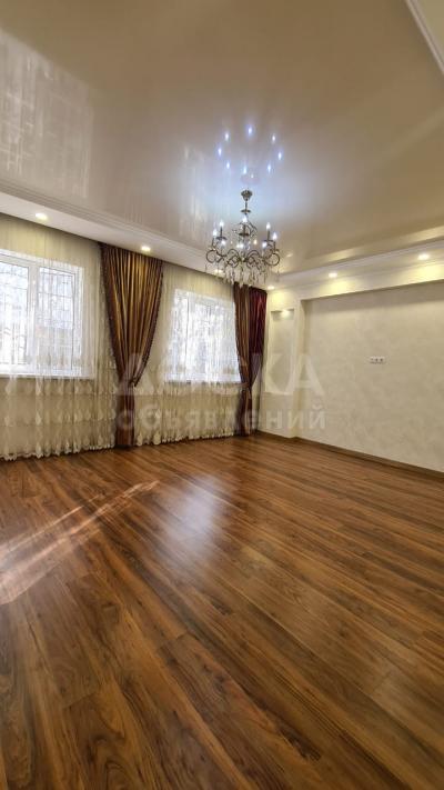 Продаю дом 6-ком. 200кв. м., этаж-2, 4-сот., стена кирпич, по Алмаатинкой выше кольца,.