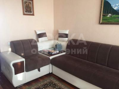 продаю угловую мягкую мебель. с раскладывающимся турецким механизмом, цвет - какао, края - темное дерево. цена 40 000 сом.