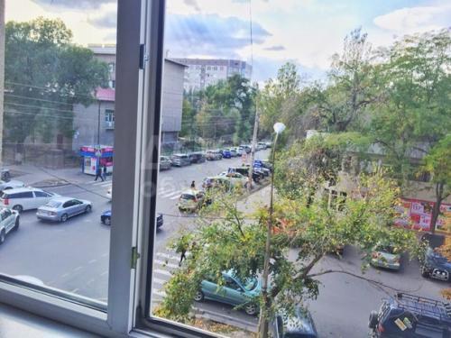 Продаю квартиру 3-ком., 81кв. м., этаж - 2/8, Пересечение Токтогула Шопокова,