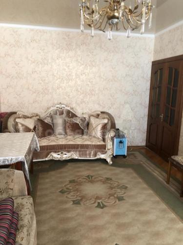 Продаю 4-комнатную квартиру, 74кв. м., этаж - 2/5, мкр Асанбай.