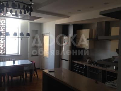 Продаю 4-комнатную квартиру, 204кв. м., этаж - 7/9, ул.Исанова/ул.Абдымомунова .