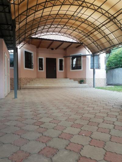 Продаю Срочно!Срочно! Дом 4 комнаты, кирпичный, 112 кв.м уч-к 4,2 сот. Большой двор на 4-5 машин. Отопление газ, теплый пол р-н Аристократ недалеко от Ахунбаева. Рядом школа, садик, рынок, космопарк. Отличный тихий район. Цена 120 тыс.$ вар-ты обмена с до