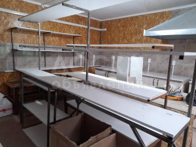 Продаю столы, стеллажи, кровать, кухонный стол