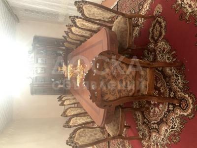 Продую мебель: стол со стульями(12шт) и стенку. За 1300$ торг уместен.Самовывоз.