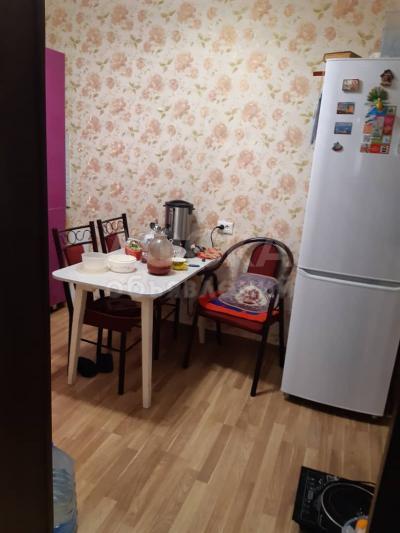 Продаю 2-комнатную квартиру, 62кв. м., этаж - 2/10, 7 мкрн.