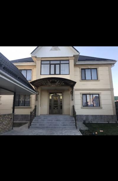 Срочно Продаётся 2-х этажный Дом!!! 2020г. ремонт + Проект дома  под Заказ 
Расположенный в районе Ак-Орго начало,от ул.Гагарина 60м очень тихо и спокойно, троллейбус маршрутки,частные школы, детские сады,строительный магазин и многое другое в шаговой дос