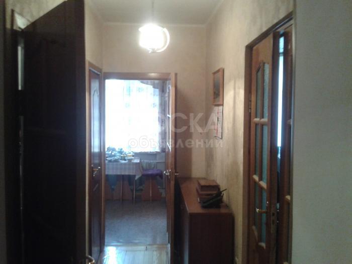 Возле ЦУМа, можно под офис