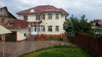 Продаю дом 7-ком., 360кв. м., этаж-3, 12-сот., стена кирпич, Рабочий городок.