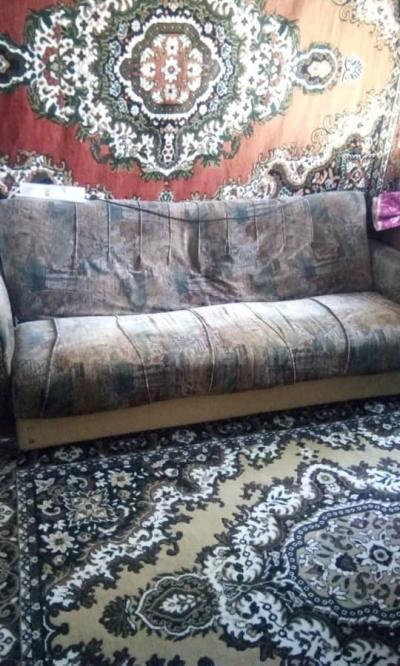 ПРОДАЮ СТАРЫЙ ДИВАН С КРЕСЛОМ цена договорная