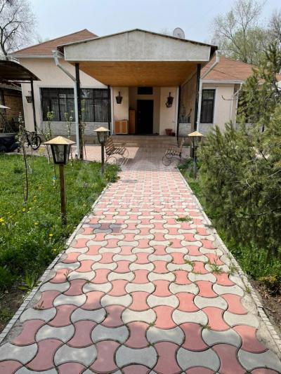 Продаю дом 4-ком. 180кв. м., этаж-1, 8-сот., стена кирпич, 4-й мкр .