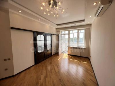 Продаю 3-комнатную квартиру, 142кв. м., этаж - 4/6, парк ата тюрк.