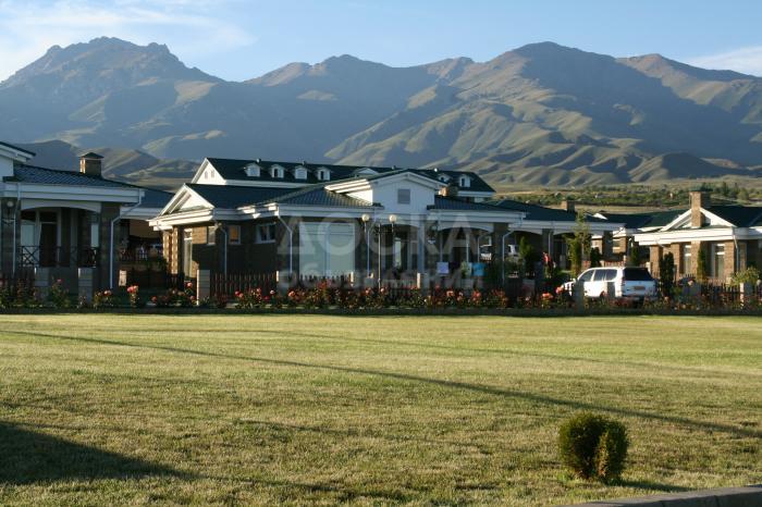 Прекрасный коттедж на первой линии Иссык-куля, VIP городок Карвен -Иссыкуль.