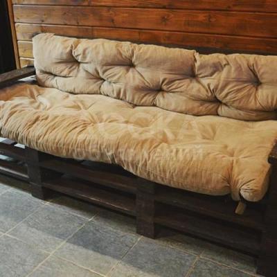 Мебель из поддонов – это настоящий хит. В сочетании с хорошей идеей она прибавит Вашему интерьеру оригинальности и шика.