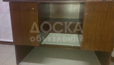Продаю офисный стол с 4 ящиками и полкой. Дешево.