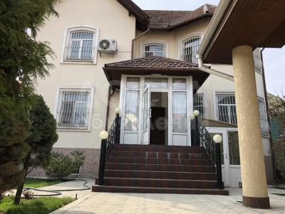 Продаю дом 6-ком. 410кв. м., этаж-3, 5-сот., стена кирпич, Пер. Арасанский .