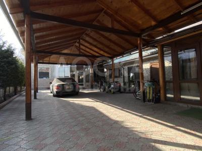 Продаю дом 8-ком. 320м2кв. м., этаж-2, 4-сот., стена кирпич, Магаданская 52.